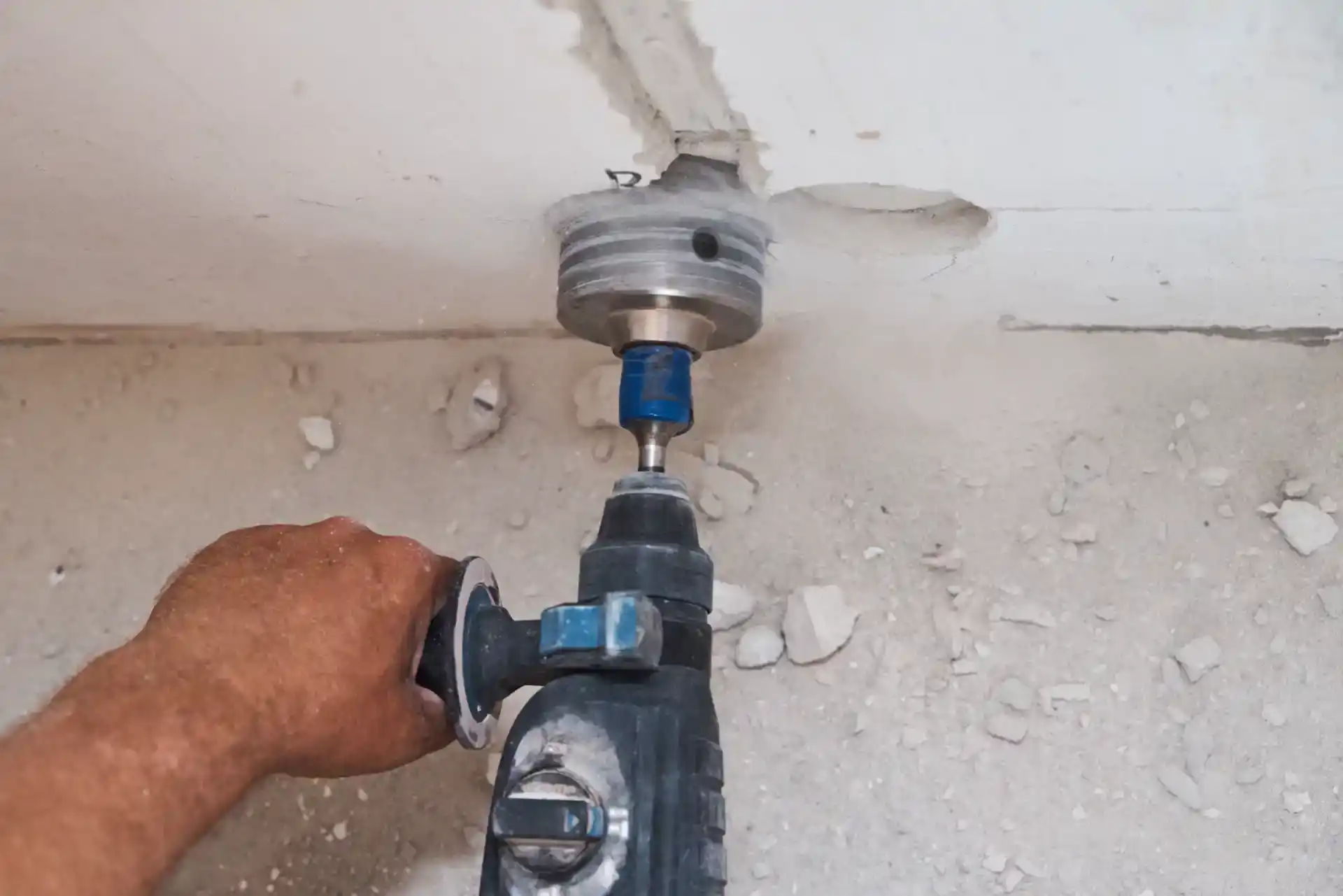 Boreskæring i væg til VVS- eller el-arbejde, professionel installation.