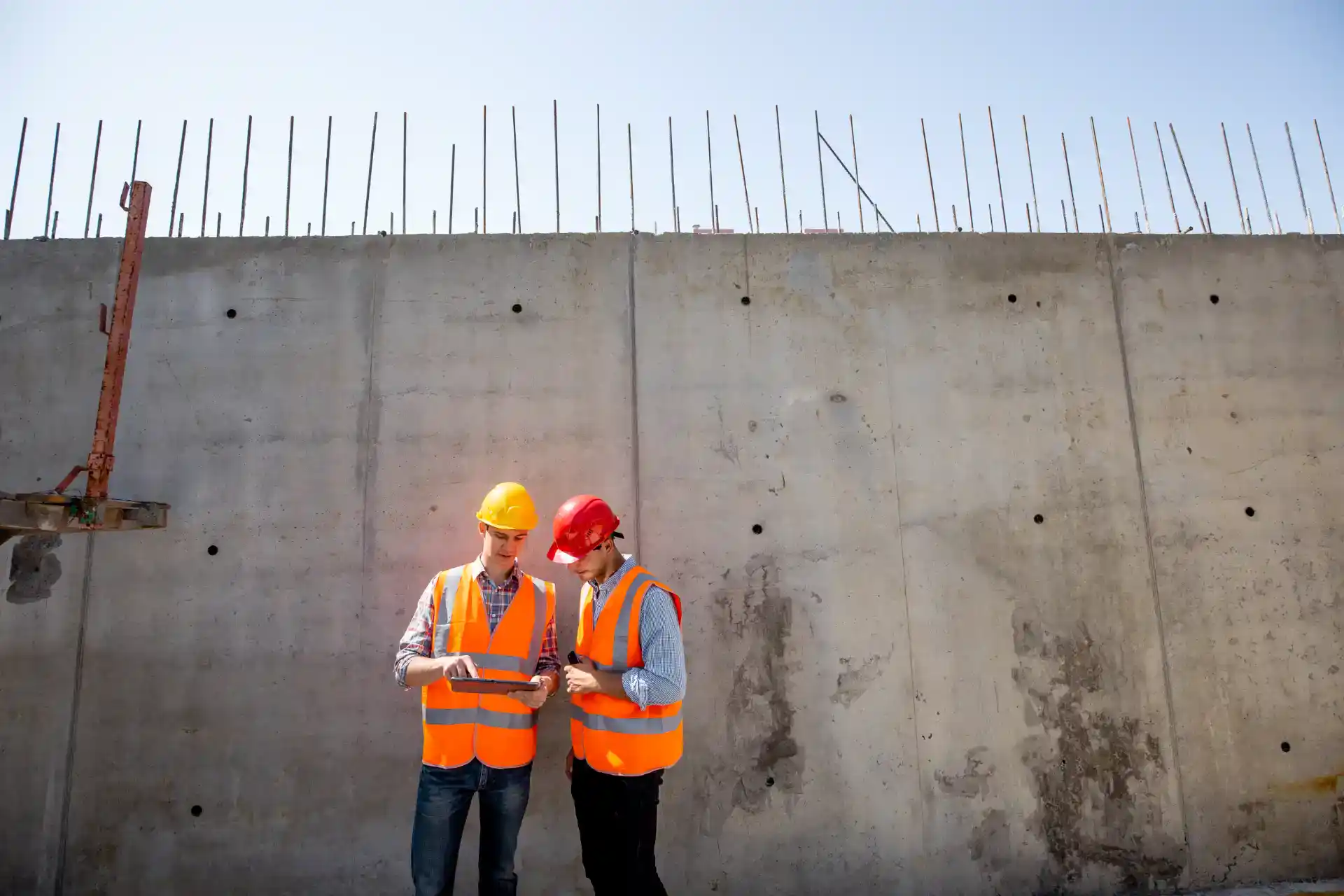 Stærk betonvæg med armeringsstål under byggeri.