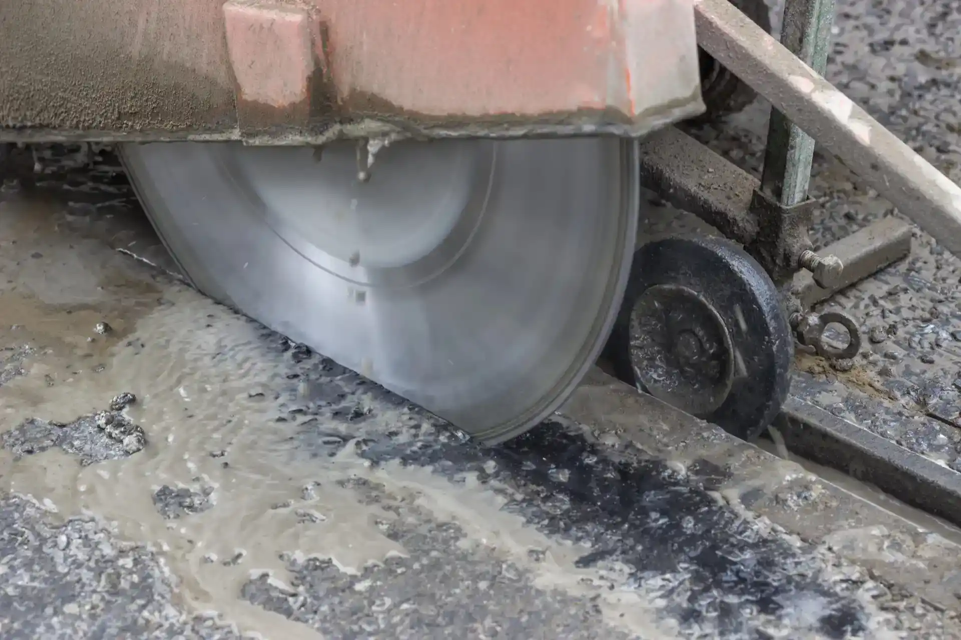 MØRKE: Soloservice ApS, professionel asfalt- og betonarbejde, kører med beton- eller asfaltkutter.